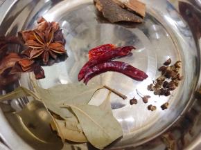 各种香料准备好