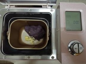 在第一次和面结束后，加切成小块的黄油，继续和面20分钟。