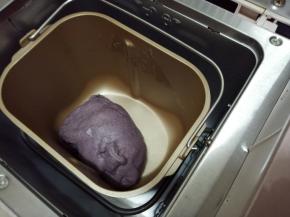 面团和好后，不需要发酵，直接把面团取出，把面包桶内的搅拌刀拔去。