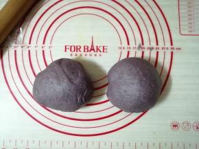 面团分成两份，滚圆