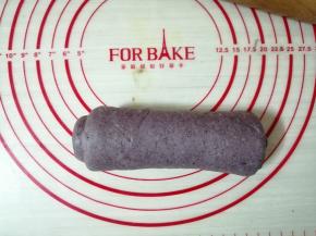 卷起，盖上保鲜膜，松驰5分钟