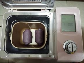 放入面包桶内，用面包发酵程序，发酵60分钟左右，视面包胚发酵状态而定。