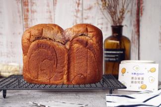 烘烤结束，立即把面包倒出来晾凉