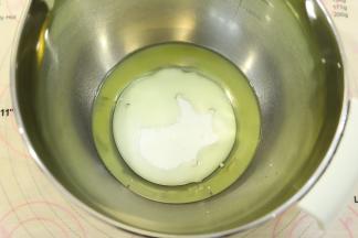 牛奶和玉米油分别称重后倒入打蛋盆内。