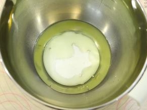 牛奶和玉米油分别称重后倒入打蛋盆内。