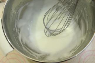 手动打蛋器搅拌至乳化。