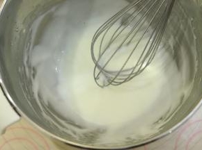 手动打蛋器搅拌至乳化。