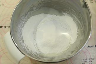 筛入低筋面粉。