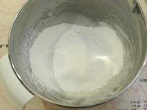 筛入低筋面粉。