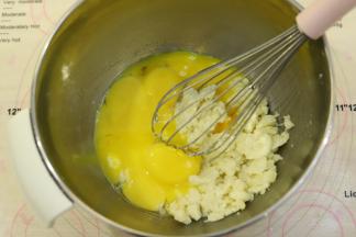 蛋黄和蛋清分离，蛋黄加入面糊内，蛋清磕入无油无水的打蛋盆内，放入冰箱冷冻备用。