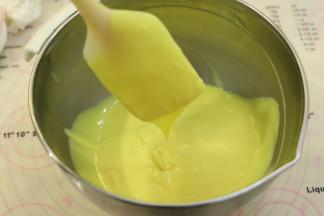 混合好蛋黄糊。