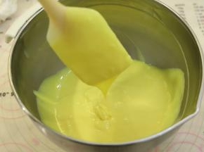 混合好蛋黄糊。