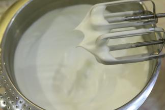 蛋清加入几滴柠檬汁，细砂糖分3次加入蛋清内，打发至干性。