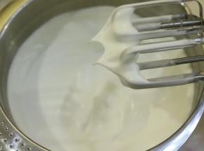 蛋清加入几滴柠檬汁，细砂糖分3次加入蛋清内，打发至干性。