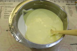 拌好的蛋糕糊倒入剩余的蛋清内。