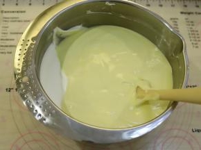 拌好的蛋糕糊倒入剩余的蛋清内。