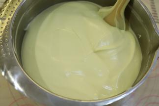 翻拌成细腻无明显气泡的蛋糕糊。