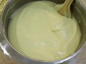 翻拌成细腻无明显气泡的蛋糕糊。