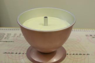 倒入7寸芭比模具内，轻震去气泡。