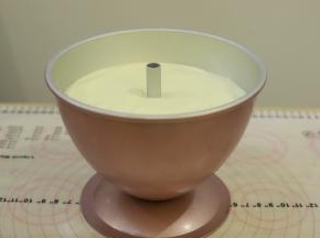 倒入7寸芭比模具内，轻震去气泡。