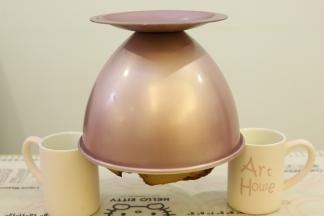 出炉后的蛋糕轻震几下，倒扣放凉。