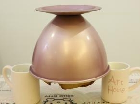 出炉后的蛋糕轻震几下，倒扣放凉。