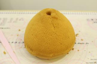 放凉后的芭比蛋糕借助脱模刀脱模。