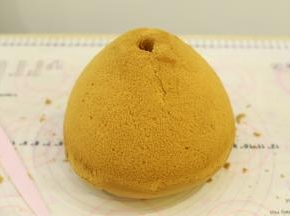 放凉后的芭比蛋糕借助脱模刀脱模。