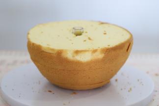 将蛋糕平均分成三份，倒扣在蛋糕托上。