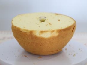 将蛋糕平均分成三份，倒扣在蛋糕托上。