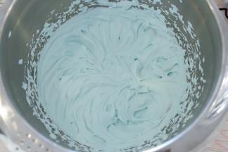 一份加入红色食用色素，调成淡粉色淡奶油。