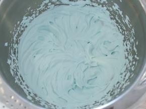 一份加入红色食用色素，调成淡粉色淡奶油。