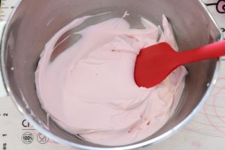 淡奶油加糖打发到6、7分，随意分成两份，一份加入蓝色色素调成淡蓝色淡奶油。