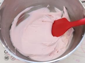 淡奶油加糖打发到6、7分，随意分成两份，一份加入蓝色色素调成淡蓝色淡奶油。