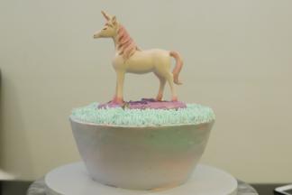 打发好的淡奶油抹好夹层，再抹好整个蛋糕胚。