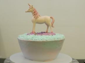 打发好的淡奶油抹好夹层，再抹好整个蛋糕胚。