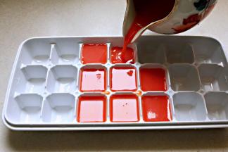 西瓜水分含量高，单纯冰冻容易像吃冰茶儿似的，所以我添加了一汤匙的炼乳，增加奶香味及增加果冰的浓度。