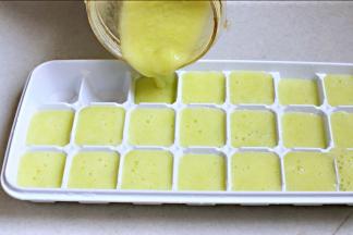 哈密瓜本身糖分很高，所以，再制作哈密瓜果冰时，不需要添加糖分及其他，直接去皮去籽，切小块打汁冷冻。