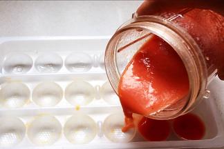 木瓜糖分含量低，可以根据自己的爱好，酌情添加细砂糖，然后打汁冷冻。