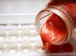 木瓜糖分含量低，可以根据自己的爱好，酌情添加细砂糖，然后打汁冷冻。