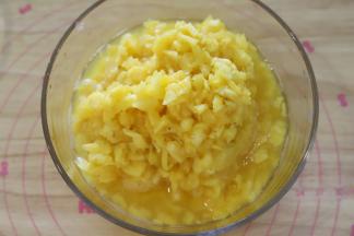 凤梨最好让商家帮你去皮，切成4块，去掉一半的硬芯部分，剁成细状。