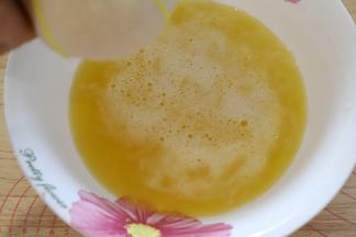 剁好的凤梨放入干净的纱布内，挤掉一半的凤梨汁。