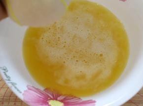 剁好的凤梨放入干净的纱布内，挤掉一半的凤梨汁。