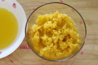 挤好的凤梨，最好留一些汁，炒的时候会更好吃。