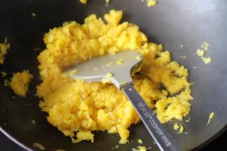 凤梨倒入不粘锅内，中小火炒至凤梨变软。