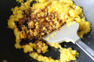 放入黄油，红糖，麦芽糖。