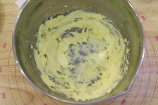 黄油室温软化，打发至颜色发白。