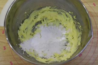 加入糖粉，中速打发至蓬松，羽毛状。