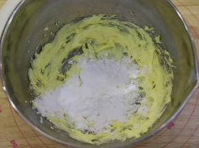 加入糖粉，中速打发至蓬松，羽毛状。