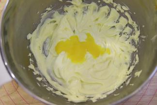 分成加入打散的室温鸡蛋液，一定要打发至完全融合后再加入下一次。